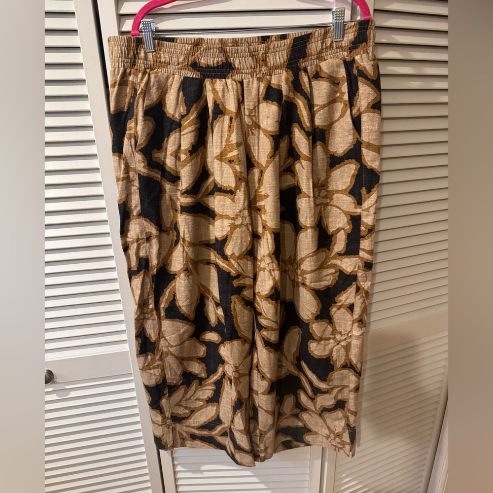 Democracy Black and Tan Floral wide leg crop pants with Elastic Waist